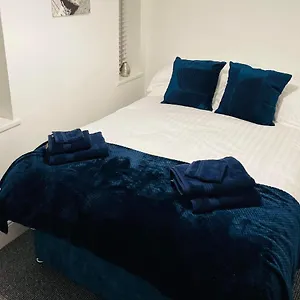 Luxury 3 Bed Sleeps 6-8 Apartment